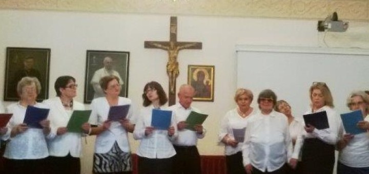 chór na tle krzyża