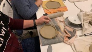 robienie talerzy na warsztatach ceramicznych