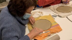 robienie talerzy na warsztatach ceramicznych