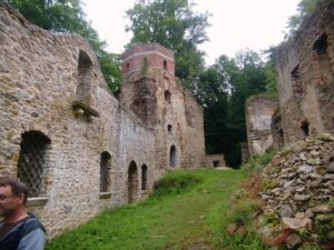 Wycieczka do Świeradowa członków Koła PZN w Zgorzelcu - zamek Świecie