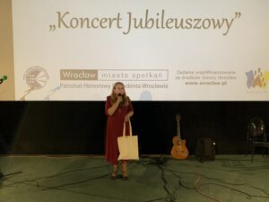 Koncert jubileuszowy - Anna Jaworska z mikrofonem