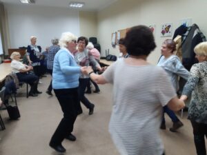 ludzie tańczą w świetlicy PZN - zajęcia taneczno-ruchowe w Klubie seniora