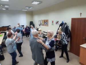 ludzie tańczą w świetlicy PZN - zajęcia taneczno-ruchowe w Klubie seniora