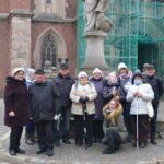 grupa osób przed katedrą wrocławską