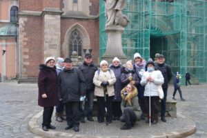 grupa osób przed katedrą wrocławską