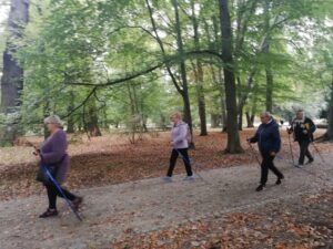 spacer z kijkami na łonie natury - zajęcia taneczno-ruchowe w Klubie Seniora