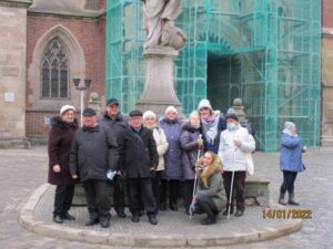 grupa osób przed Katedrą Wrocławską