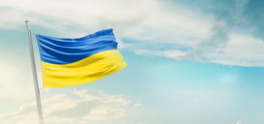 flaga ukrainy na tle nieba