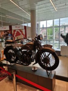Stary Motor w muzeum motoryzacji - zdjęcie z Wycieczki do Jeleniej Góry członków Koła Zgorzelec