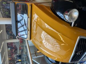 muzeum motoryzacji - żółte auto