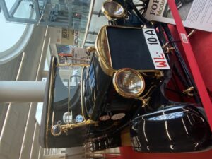muzeum motoryzacji - czarne auto