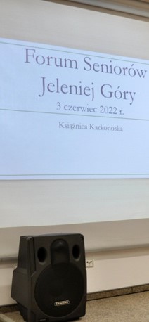 Obraz z rzutnika wyświetla slajd, a na nim napis: Forum Seniorów Jeleniej Góry 3 czerwiec 2022 r. Książnica Karkonoska