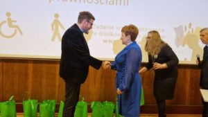 Pani Prezes gratuluje dyrekorowi MOPS Andrzejowi Mańkowskiemu