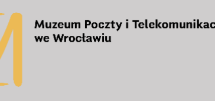 żółte logo Muzeum Poczty i Komunikacji, oraz napis: Muzeum Poczty i Komunikacji we Wrocławiu