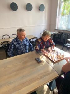 2 osoby grają w szachy - członkowie Koła Jelenia Góra nad morzem w ramach projektu Szach mat przeszkodom