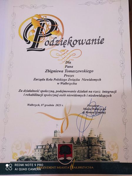 Dyplom dla Pana Zbigniewa Tomaszewskiego za działalność społeczną od prezydenta Wałbrzycha