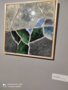 obraz źle zawieszony, przedstawia jakby zbite szkło - członkowie Koła Wałbrzych w galerii BWA