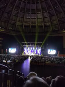 wnętrze sali koncertowej, widok na scenę