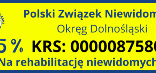 Obrazek przedstawia baner informacyjny Polskiego Związku Niewidomych, Okręg Dolnośląski. Na żółtym tle znajduje się niebieski tekst: "Polski Związek Niewidomych Okręg Dolnośląski". Poniżej, dużymi cyframi, jest napisane "1,5 %" oraz "KRS: 0000087580". Na dole znajduje się tekst "Na rehabilitację niewidomych". Po lewej stronie znajduje się logo Polskiego Związku Niewidomych, które jest okrągłe i zawiera napis "PZN Okręg Dolnośląski" oraz symbol oka. Całość jest otoczona niebieską ramką.