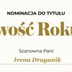 Obraz przedstawia fragment dyplomu lub certyfikatu z nominacją do tytułu "Osobowość Roku 2024". Na środku widnieje napis "Szanowna Pani Irena Draganik". Tło jest jasne z delikatnym wzorem, a po lewej i prawej stronie znajdują się ozdobne, złote ramki.