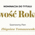 Obraz przedstawia fragment dyplomu lub certyfikatu z nominacją do tytułu "Osobowość Roku 2024". Na środku widnieje napis: "Szanowny Pan Zbigniew Tomaszewski". Tło jest jasne z delikatnym wzorem, a po bokach znajdują się ozdobne złote ramki.