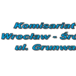 baner przedstawia: po lewej stronie znajduje się odznaka policyjna z napisem "POLICJA" na niebieskim tle. Po prawej stronie widnieje tekst: "Komisariat Policji Wrocław - Śródmieście ul. Grunwaldzka 6". Napis jest w kolorze niebieskim z białym obramowaniem.