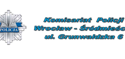 baner przedstawia: po lewej stronie znajduje się odznaka policyjna z napisem "POLICJA" na niebieskim tle. Po prawej stronie widnieje tekst: "Komisariat Policji Wrocław - Śródmieście ul. Grunwaldzka 6". Napis jest w kolorze niebieskim z białym obramowaniem.