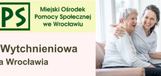 To jest baner. W lewym górnym rogu znajduje się logo MOPS Wrocław z napisem "Miejski Ośrodek Pomocy Społecznej we Wrocławiu". Pod logo widnieje napis "Opieka Wytchnieniowa dla Wrocławia". Po prawej stronie jest zdjęcie przedstawiające starszą osobę siedzącą na kanapie, którą obejmuje młoda kobieta w białym stroju, prawdopodobnie opiekunka. Obie osoby wyglądają na zadowolone i uśmiechnięte. W tle widać jasne wnętrze z zasłonami i kanapą.