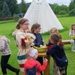 Członkowie Koła Jelenia Góra na dzniu dziecka w wiosce indiańskiej