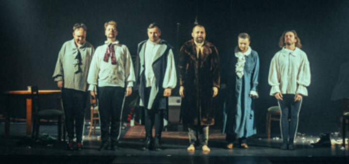 baner przedstawia aktorów na scenie teatralnej