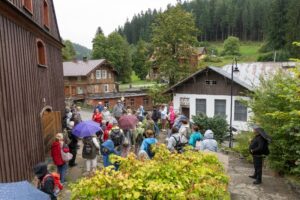 Członkowie koła Jelenia Góra podczas realizacji projektu niewidomy turysta