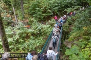 Członkowie koła Jelenia Góra podczas realizacji projektu niewidomy turysta