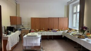 Zdjęcia przedstawiają uroczyste otwarcie Windy w siedzibie Polskiego Związku Niewidomych Okręgu Dolnośłąskiego