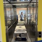 Zdjęcia przedstawiają uroczyste otwarcie Windy w siedzibie Polskiego Związku Niewidomych Okręgu Dolnośłąskiego