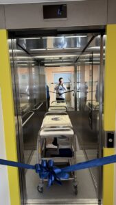 Zdjęcia przedstawiają uroczyste otwarcie Windy w siedzibie Polskiego Związku Niewidomych Okręgu Dolnośłąskiego