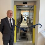 Zdjęcia przedstawiają uroczyste otwarcie Windy w siedzibie Polskiego Związku Niewidomych Okręgu Dolnośłąskiego