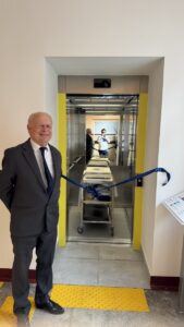 Zdjęcia przedstawiają uroczyste otwarcie Windy w siedzibie Polskiego Związku Niewidomych Okręgu Dolnośłąskiego