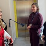 Zdjęcia przedstawiają uroczyste otwarcie Windy w siedzibie Polskiego Związku Niewidomych Okręgu Dolnośłąskiego