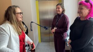 Zdjęcia przedstawiają uroczyste otwarcie Windy w siedzibie Polskiego Związku Niewidomych Okręgu Dolnośłąskiego