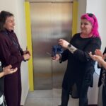 Zdjęcia przedstawiają uroczyste otwarcie Windy w siedzibie Polskiego Związku Niewidomych Okręgu Dolnośłąskiego