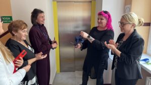 Zdjęcia przedstawiają uroczyste otwarcie Windy w siedzibie Polskiego Związku Niewidomych Okręgu Dolnośłąskiego