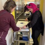 Zdjęcia przedstawiają uroczyste otwarcie Windy w siedzibie Polskiego Związku Niewidomych Okręgu Dolnośłąskiego