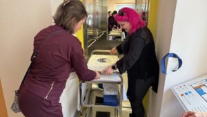 Zdjęcia przedstawiają uroczyste otwarcie Windy w siedzibie Polskiego Związku Niewidomych Okręgu Dolnośłąskiego