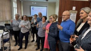 Zdjęcia przedstawiają uroczyste otwarcie Windy w siedzibie Polskiego Związku Niewidomych Okręgu Dolnośłąskiego