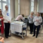 Zdjęcia przedstawiają uroczyste otwarcie Windy w siedzibie Polskiego Związku Niewidomych Okręgu Dolnośłąskiego