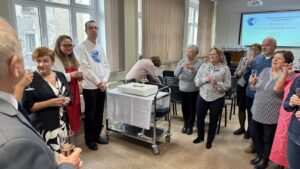 Zdjęcia przedstawiają uroczyste otwarcie Windy w siedzibie Polskiego Związku Niewidomych Okręgu Dolnośłąskiego