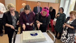 Zdjęcia przedstawiają uroczyste otwarcie Windy w siedzibie Polskiego Związku Niewidomych Okręgu Dolnośłąskiego