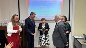 Zdjęcia przedstawiają uroczyste otwarcie Windy w siedzibie Polskiego Związku Niewidomych Okręgu Dolnośłąskiego