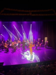 Aktorzy na scenie podczas przedstawienia "Wszystkie drogi prowadzą do Rzymu"