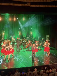 Aktorzy na scenie podczas przedstawienia "Wszystkie drogi prowadzą do Rzymu"